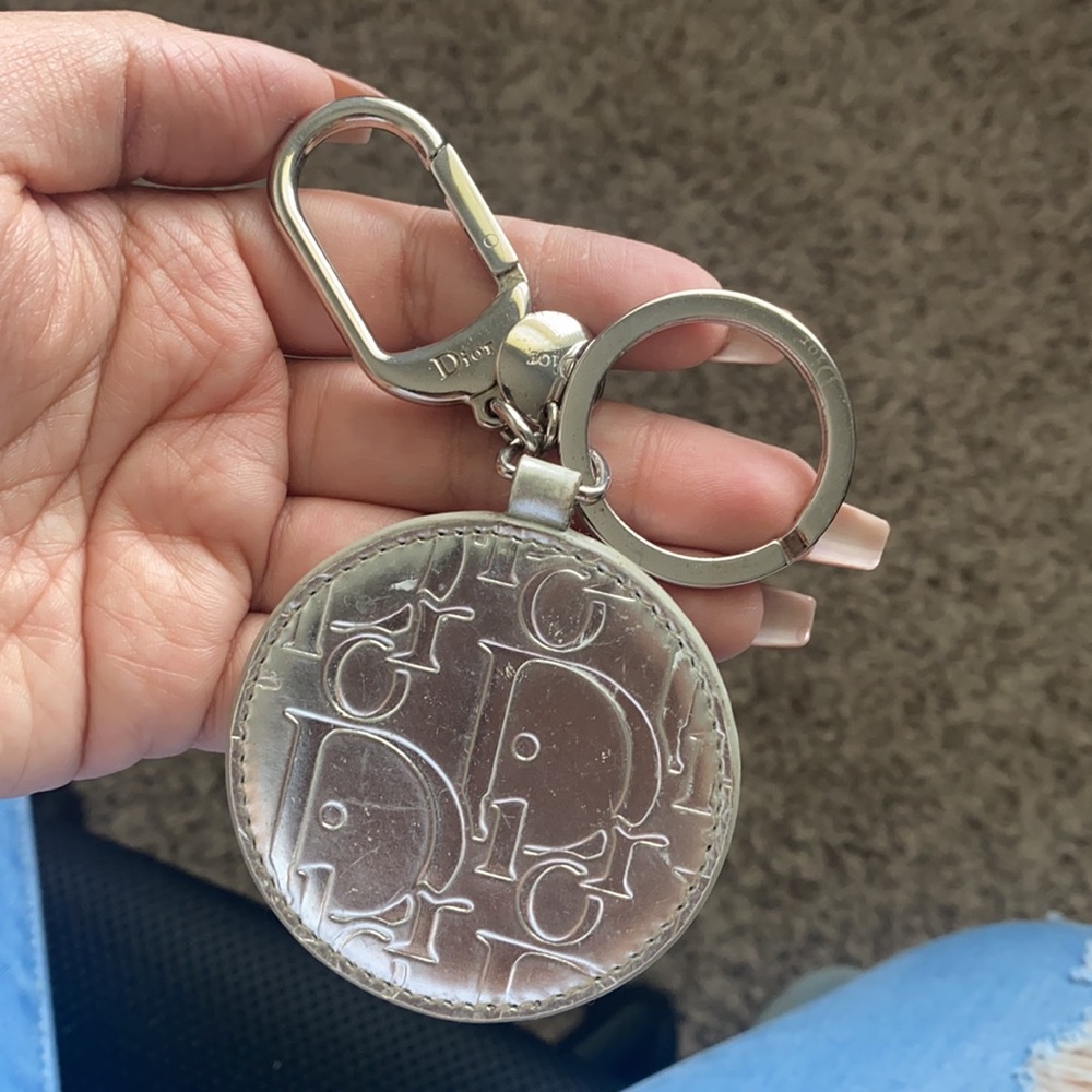 💯 AUTHENTIC DIOR round patent keychain